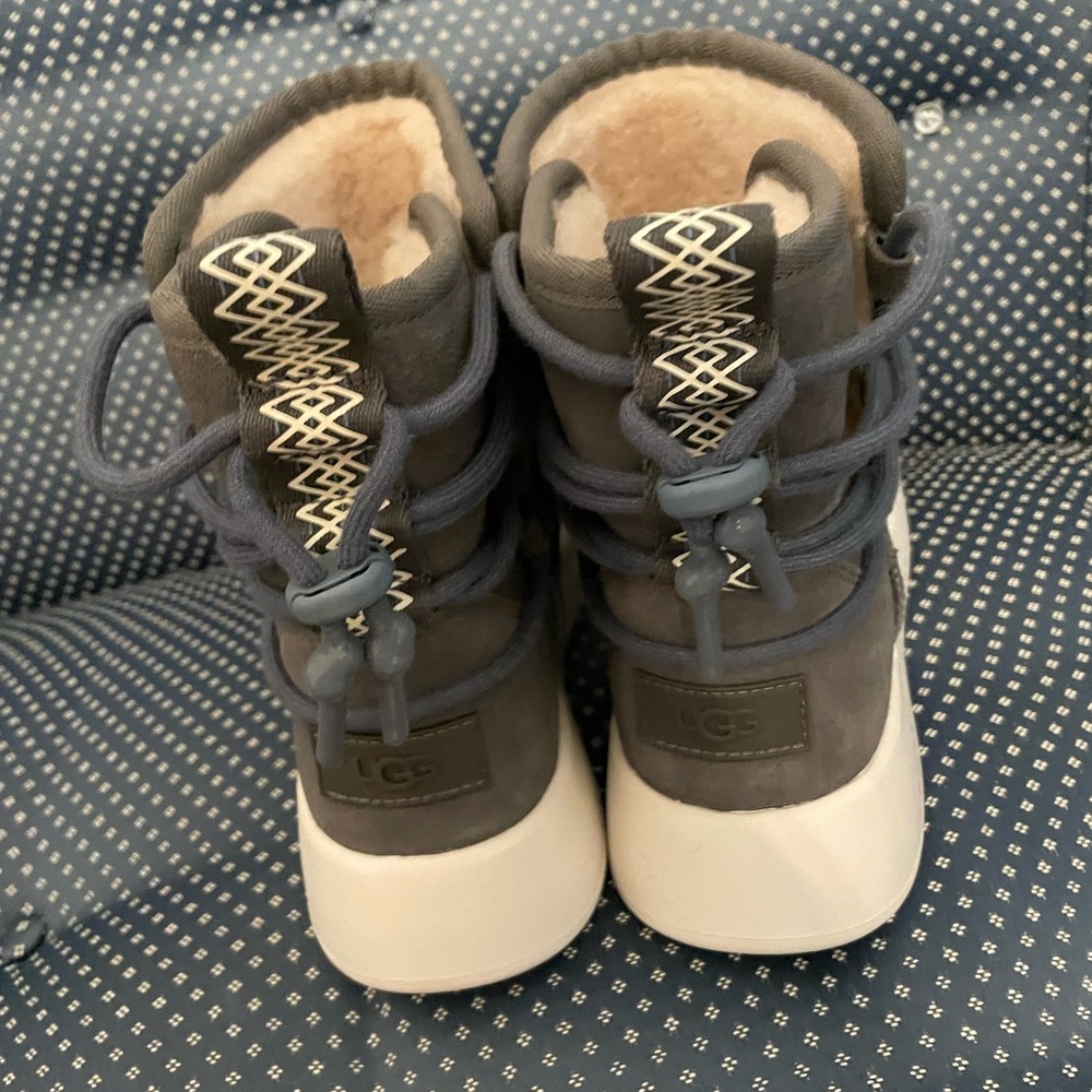 UGG CLASSIC BOOM ANKLE BOOT